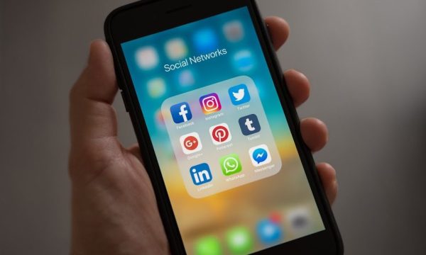 Melindungi Privasi Digital: Pentingnya Mengunci Handphone Anda 1 Melindungi Privasi Digital